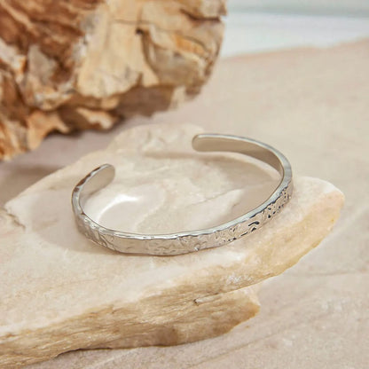 HAMMERED CUFF